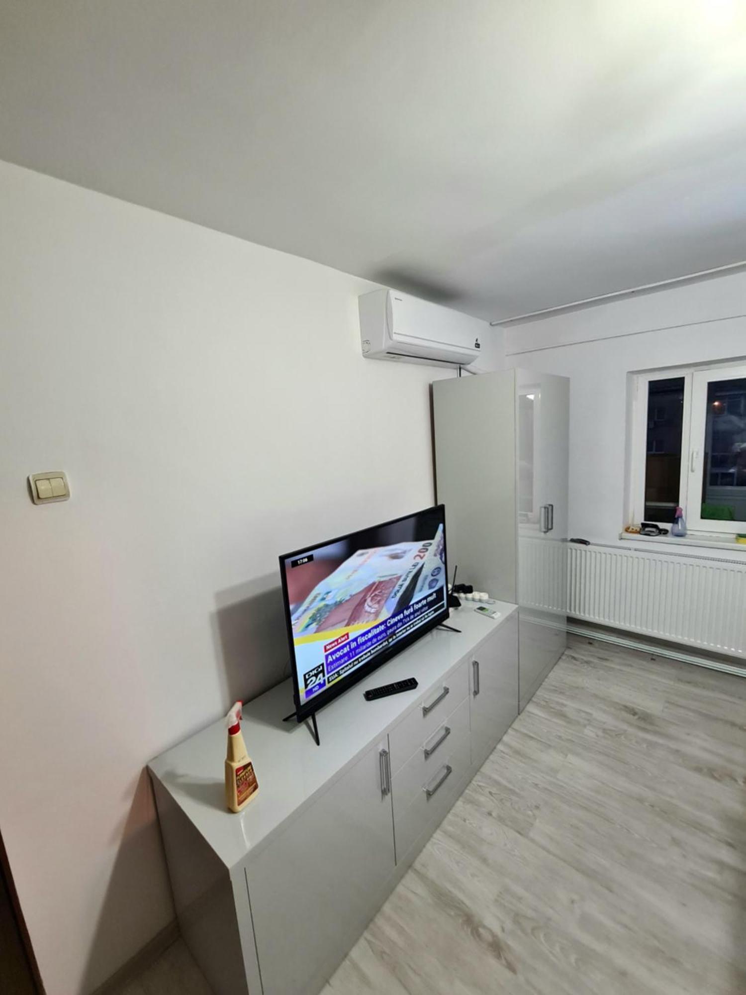 קריובה Apartament 2 Camere Etaj 4 Din 4 מראה חיצוני תמונה