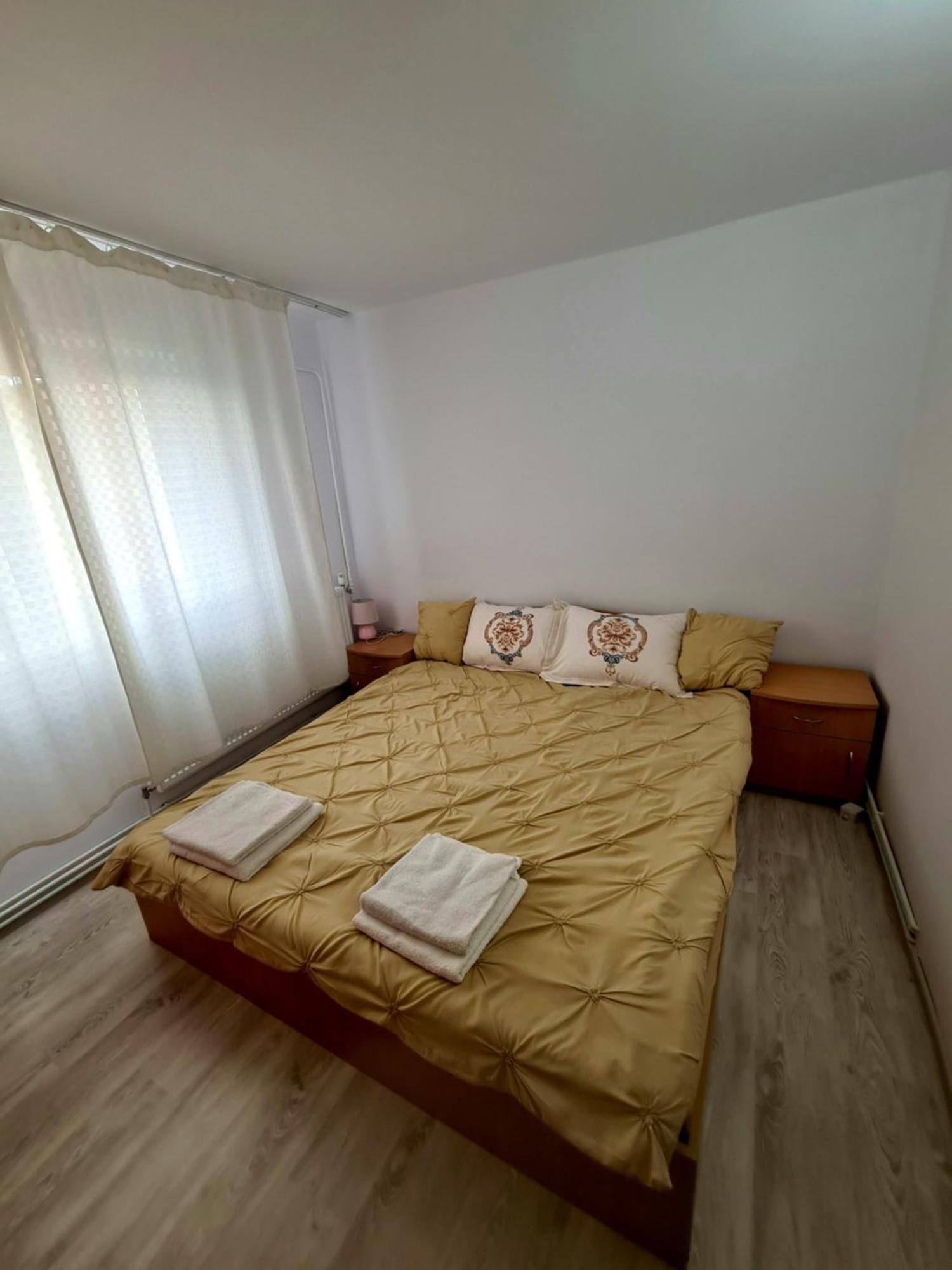 קריובה Apartament 2 Camere Etaj 4 Din 4 מראה חיצוני תמונה